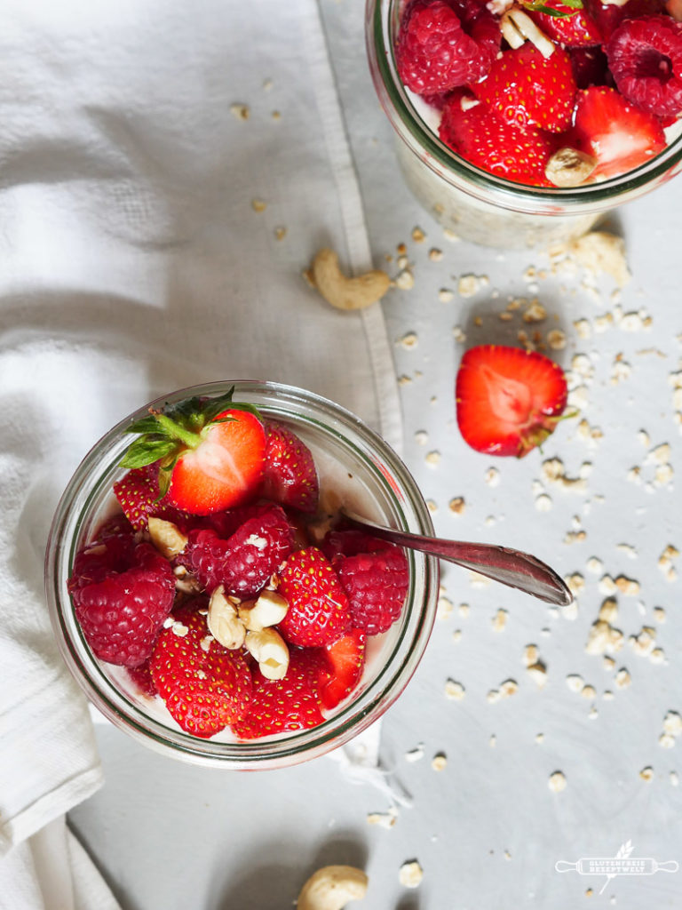 Glutenfreier Porridge mit Erdbeeren und Kokos-Joghurt