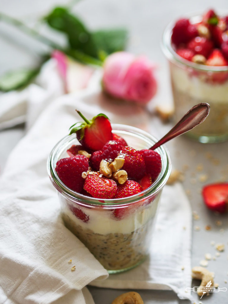 Glutenfreier Porridge mit Erdbeeren und Kokos-Joghurt