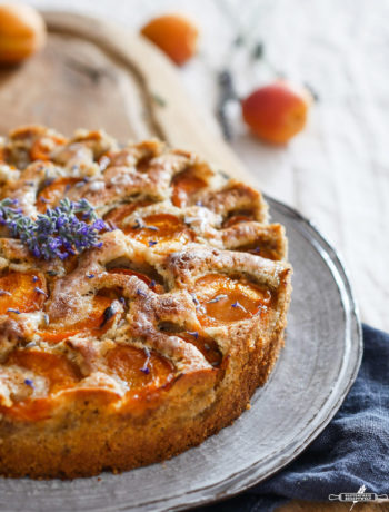 Glutenfreier Aprikosenkuchen mit Lavendel und Walnüssen