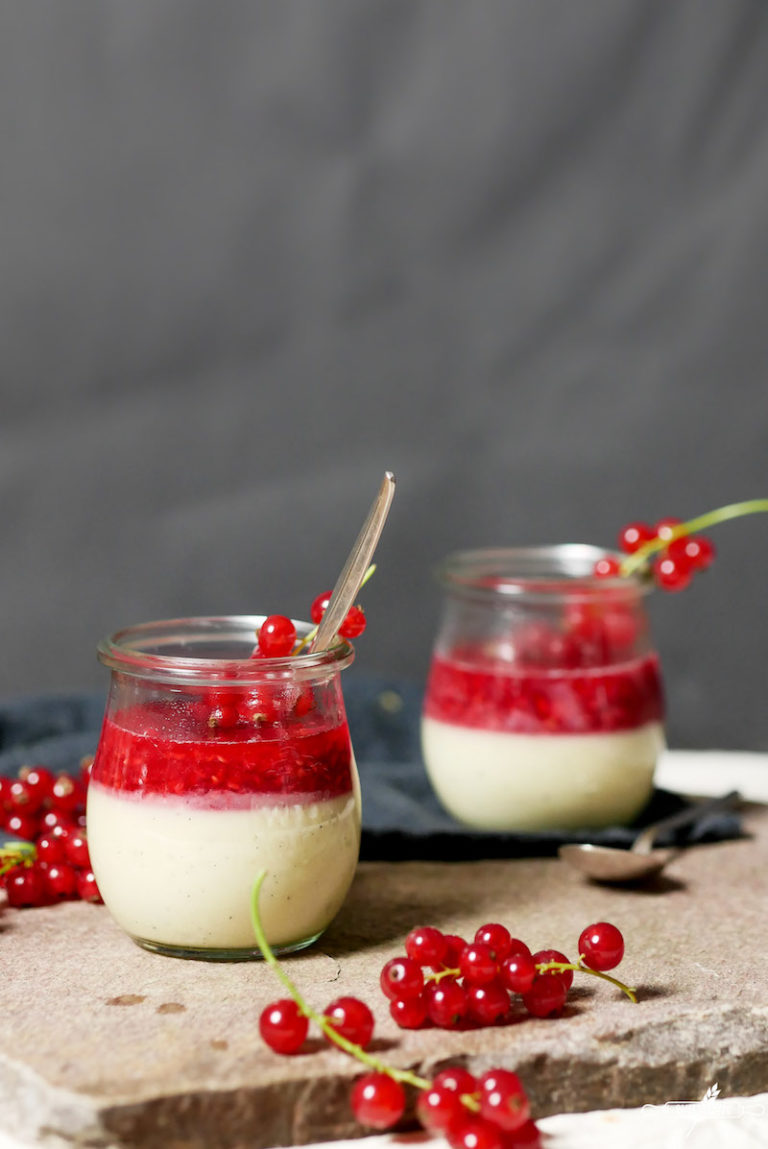 Zitronen Panna Cotta mit heißen Johannisbeer Himbeeren › Glutenfreie