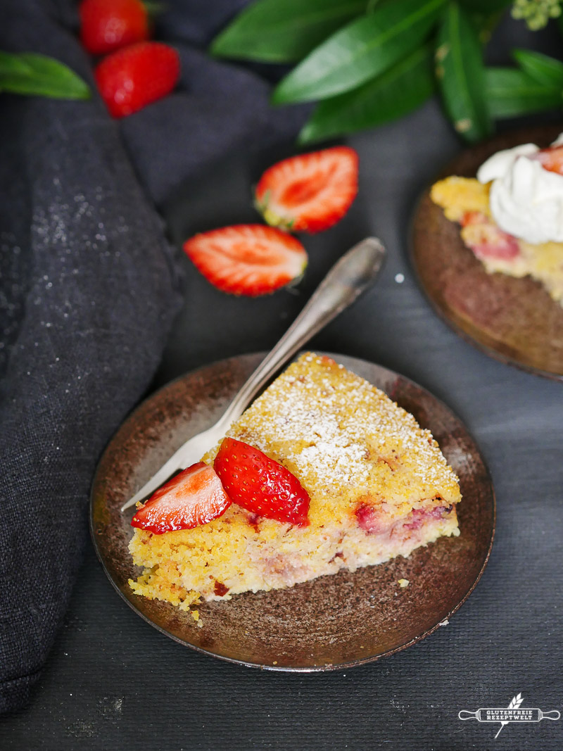 Einfacher Polenta – Mandelkuchen mit Erdbeeren, glutenfrei ...
