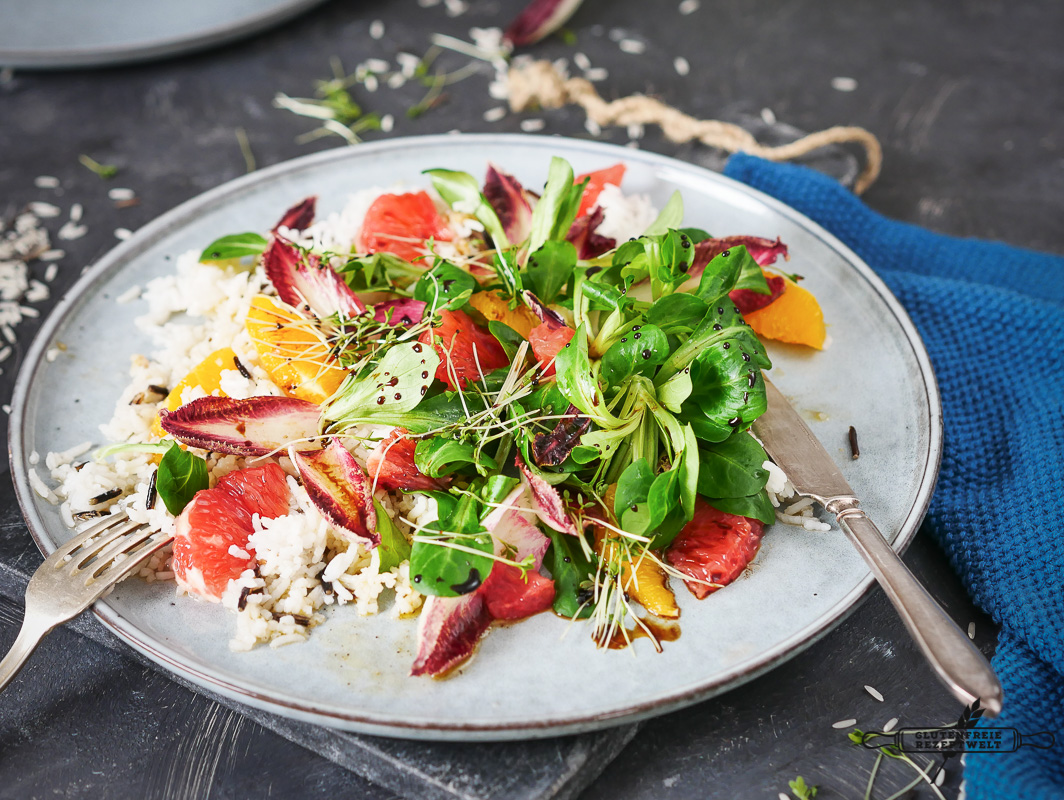 Fruchtiger Reis-Salat mit rotem Chicorée, Feldsalat und Grapefruits ...
