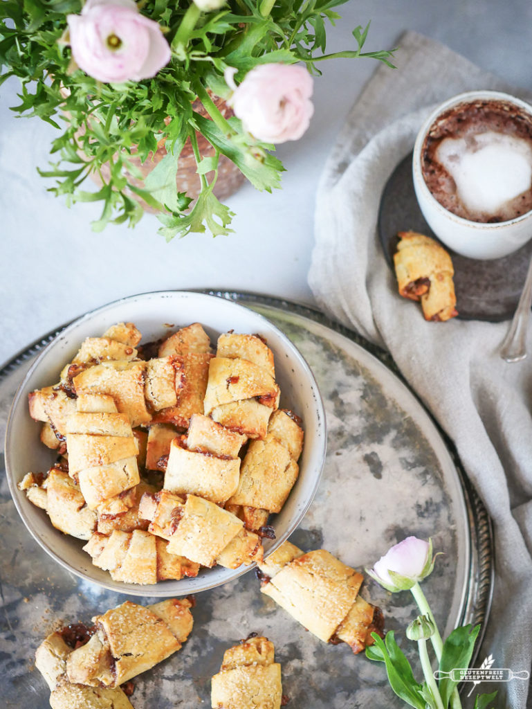 Glutenfreie Nuss-Hörnchen, gefüllt mit Marmelade und Walnüssen ...