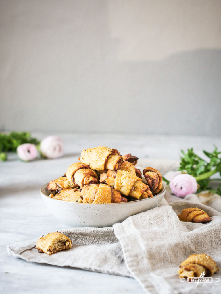 Glutenfreie Nuss-Hörnchen, gefüllt mit Marmelade und Walnüssen ...