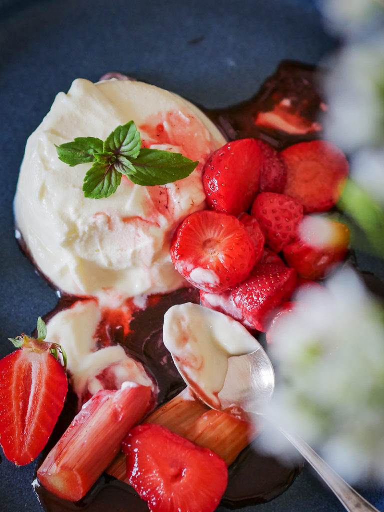 Halbgefrorener Quark mit weißer Schokolade und gerösteten Erdbeeren-7